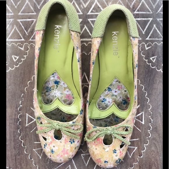 Sweet Summer Heels with Flowers and Bow Detail - Picture 6 of 7